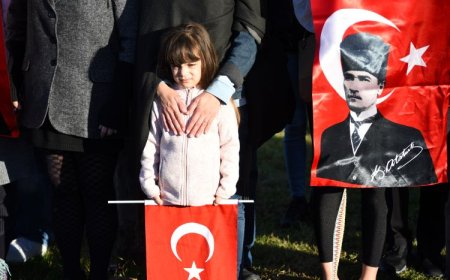 Kadıköy’de binlerce kişi Ata’ya Saygı Zinciri oluşturdu