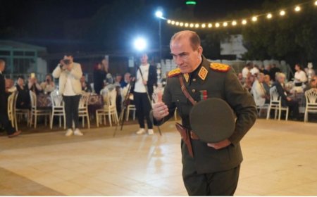 ADD etkinliğinde tepki çeken görüntüler: Atatürk kılığında masaları dolaşıp, misafirlere selam verdi