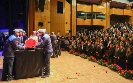 Metin Uca'ya veda töreni: Özgür Özel ve Ekrem İmamoğlu'ndan duygulandıran konuşma...