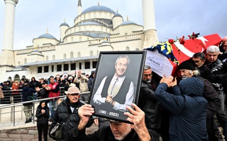 Metin Uca'nın cenazesinde provokasyon: Vatandaşlar iki kişiyi alandan uzaklaştırdı