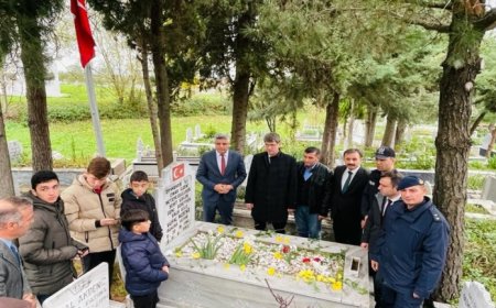 Şehit öğretmen kabri başında anıldı