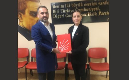Av. Bektaş KÖSE, CHP Urla İlçe Başkanı Av. Pelin KARASAKAL'a Adaylık Dosyasını Teslim Etti