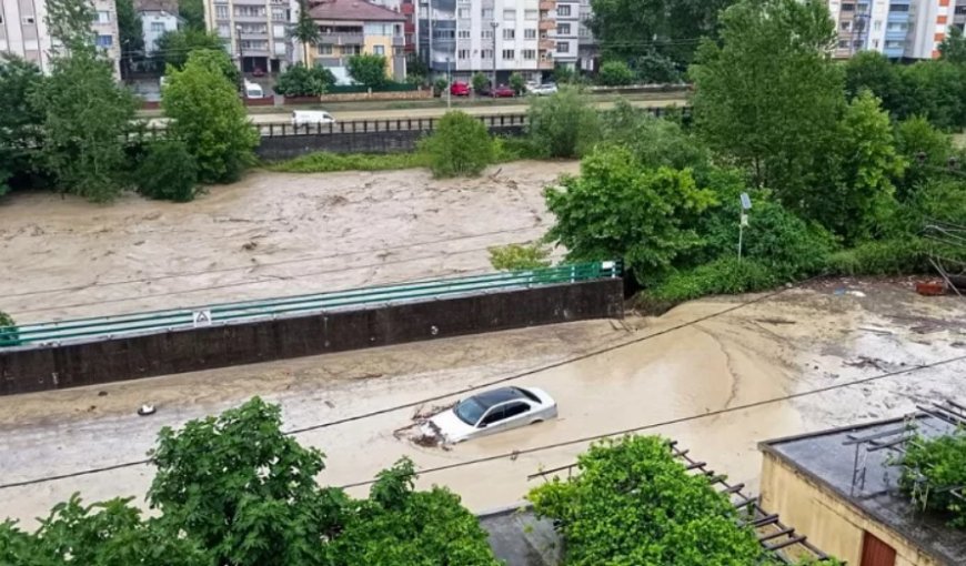 Türkiye genelinde fırtına ve şiddetli yağış: 9 ölü, 11 denizci kayıp