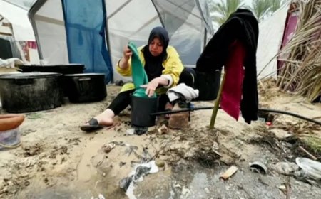 Gazze krizi: Derme çatma, ıslak bir çadırda yaşayan 14 kişilik aile