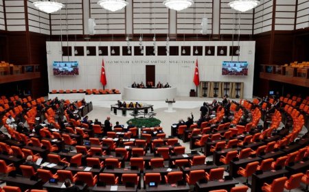 TBMM'de "ana dil" tartışması | İYİ Partili katip üye Yasin Öztürk, divanı terk etti