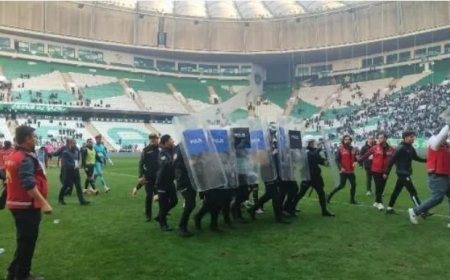 Bursaspor - Diyarbekirspor maçında olaylar: 5 kırmızı kart, en az bir gözaltı