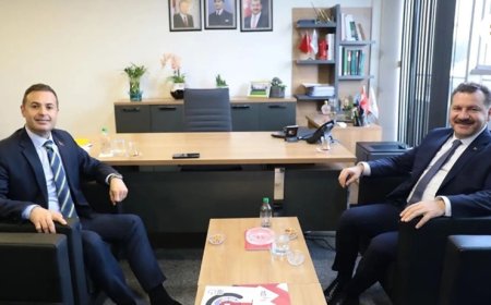 CHP Adayı Ahmet Akın, AKP Belediye Başkanı Yücel Yılmaz’ı Ziyaret Etti