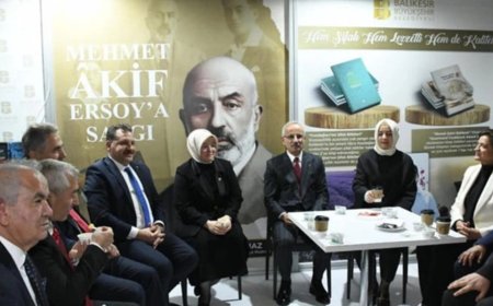 Başkan Yücel'den gençlere "Mehmet Akif Ersoy'a Saygı" Kitabı