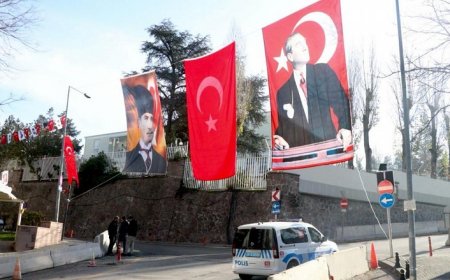 Riyad'daki krize Atatürk posterleriyle tepki
