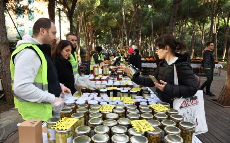 Kadıköy Belediyesi, Depremzedelerin Ürünlerini Dayanışma Pazarında Sunuyor