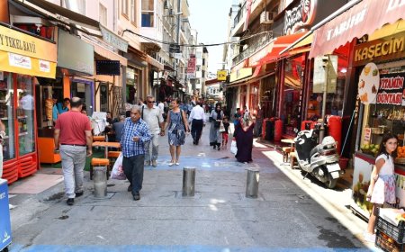 Tarihi Kemeraltı Çarşısı'nda Altyapı Çalışmaları: Yüzyıllık Su Boruları Ortaya Çıktı