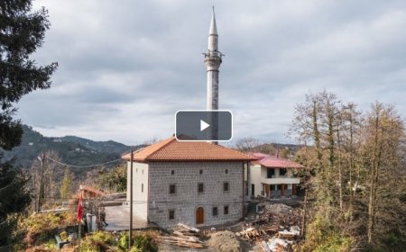 Rize'de Tarihi Cami, Yıldırım Çarpmasıyla Alev Aldı