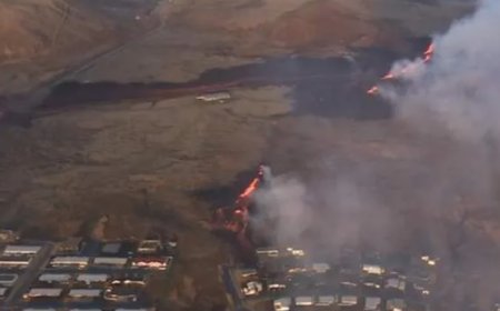 İzlanda'da yanardağ patladı, lavlar tahliye edilen kasabadaki bazı evlere ulaştı