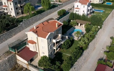 İzmir Bakırçay Üniversitesi Rektörünün kirasını üniversiteye ödettiği havuzlu villada yaşadığı ortaya çıktı