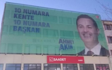Balıkesir'de Saadet Partisi Binasına Ahmet Akın Pankartı Asıldı