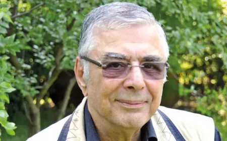 İstihbaratçı “whistleblower”ın cenazesindeki çelenkler