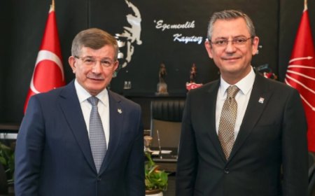 ÖZGÜR ÖZEL VE AHMET DAVUTOĞLU TBMM’DE BİR ARAYA GELDİ