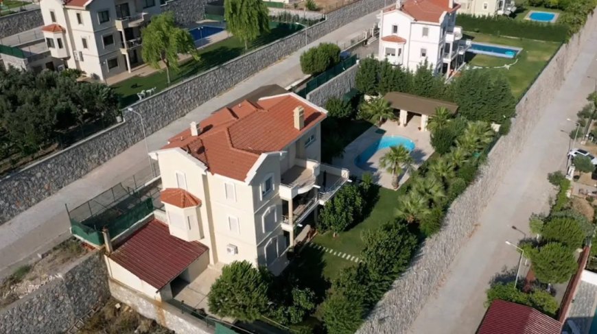 İzmir Bakırçay Üniversitesi Rektörünün kirasını üniversiteye ödettiği havuzlu villada yaşadığı ortaya çıktı