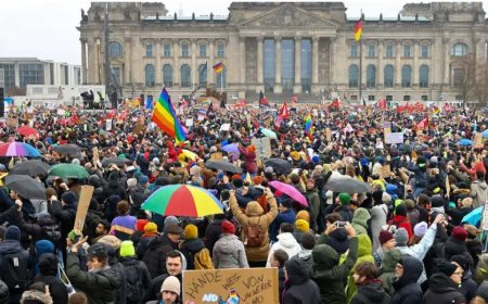 Berlin'de 150 bin kişi aşırı sağcılığa karşı yürüdü