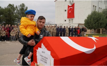 Sözün bittiği fotoğraf! Şehit çocuğunun gözyaşları...