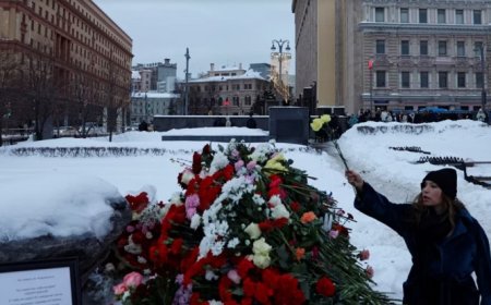 Tutuklanma riskine rağmen Ruslar Navalny anısına çiçekler bırakmaya devam ediyor
