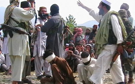 Afganistan'da Taliban'dan kamuya açık çifte infaz