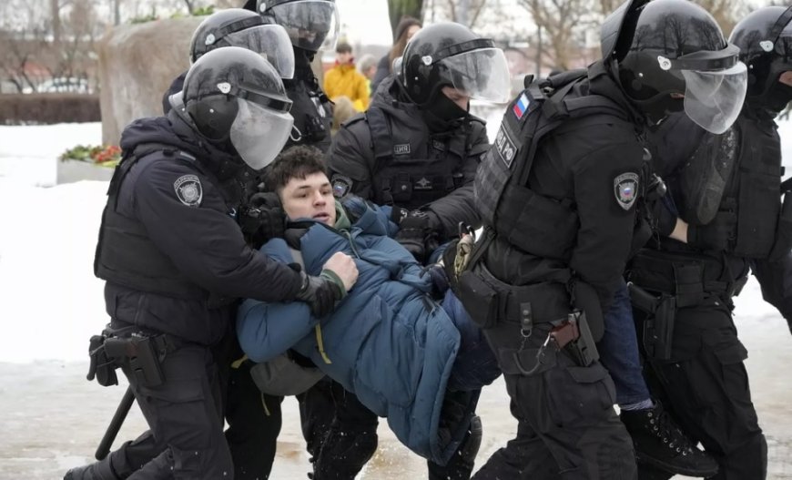 Rusya'da Navalny'yi anmak isteyen 100'den fazla kişi gözaltına alındı