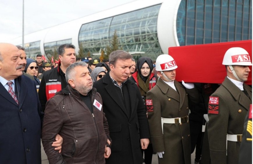 Erzincan bunu konuşuyor: 3. Ordu komutanı şehidi neden karşılamadı...