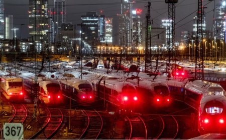 Almanya'da grev: Binlerce uçuş ve tren seferi iptal edilecek