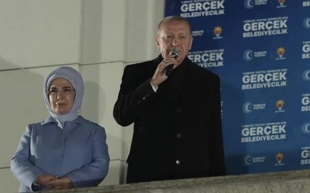 Balkonda, Erdoğan'ın yanında Emine Erdoğan dışında kimse yoktu
