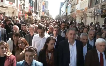 Van'da Abdullah Zeydan kararına karşı yürüyüş: Yasağa rağmen binlerce kişi eyleme katıldı