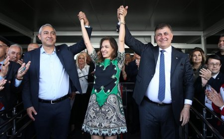 Cemil Tugay, görevi Karşıyaka Belediye Başkanı Yıldız Ünsal’a devretti