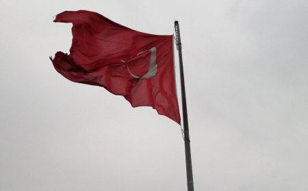 Akçay Meydanında Dalgalanan Bayrak Ağlıyor!