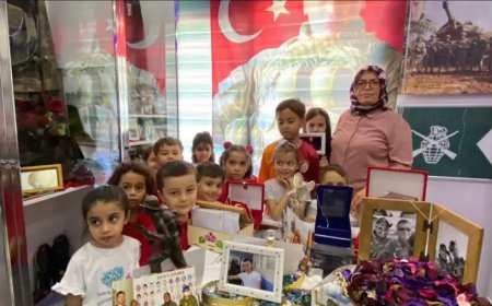 Şehit oğlunun hasretini, evdeki odasını anı evine çevirerek gidermeye çalışıyor