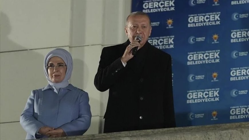 Balkonda, Erdoğan'ın yanında Emine Erdoğan dışında kimse yoktu