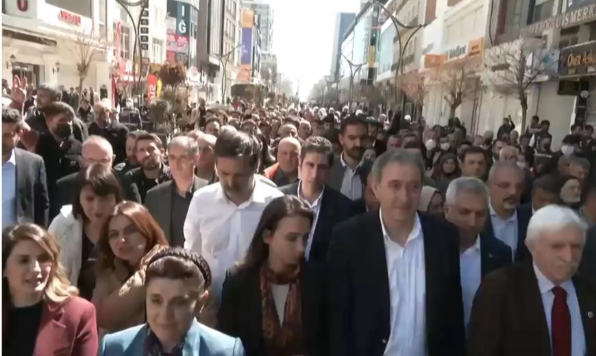 Van'da Abdullah Zeydan kararına karşı yürüyüş: Yasağa rağmen binlerce kişi eyleme katıldı
