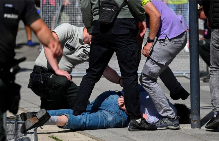 Slovakya Başbakanı'na saldırı: Karnından vuruldu