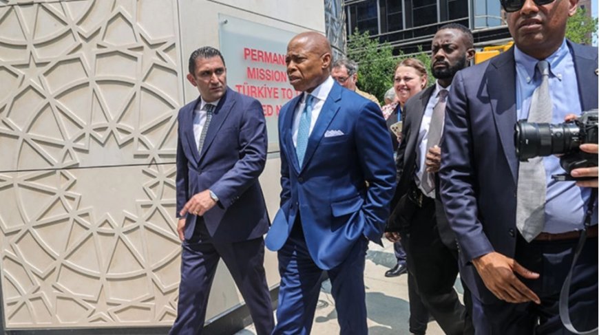 Eric Adams, Trump’tan Af Talebiyle Florida’ya Gitti