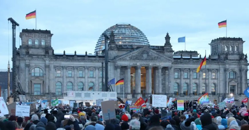 Almanya'da Demokrasiye Destek Yüksek, Güven Düşük