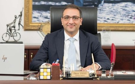 Balçova Belediye Başkanı'ndan Tartışmalı Karar: Tüm Odalara Kendi Fotoğrafını Astırdı