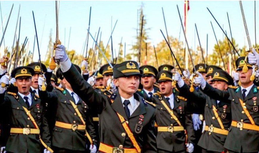 İzmir'in Teğmenlere Çağrısı Türkiye Gündeminde