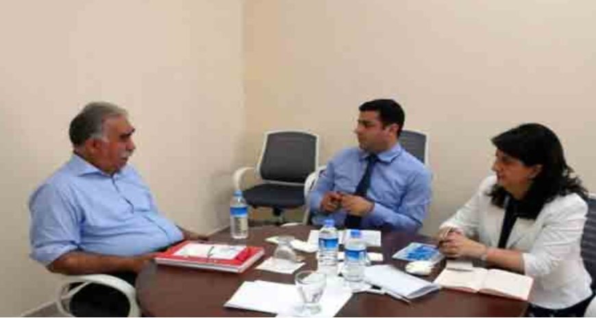 Öcalan'a Kürt Liderliği Payesi: Siyasi Dengeler Değişiyor mu?