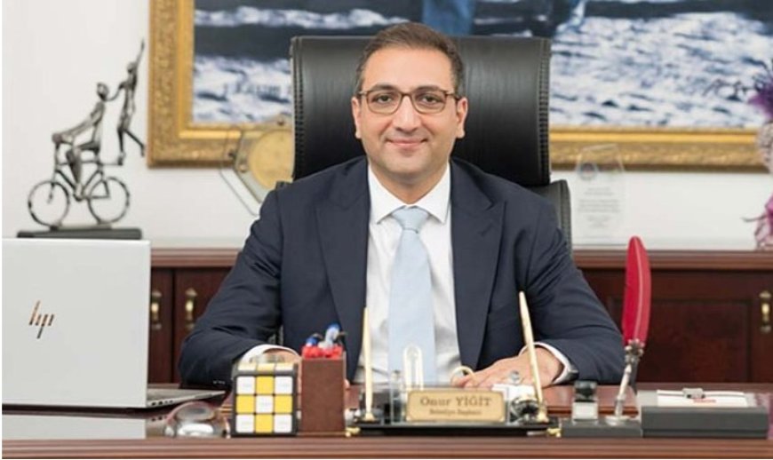 Balçova Belediye Başkanı'ndan Tartışmalı Karar: Tüm Odalara Kendi Fotoğrafını Astırdı