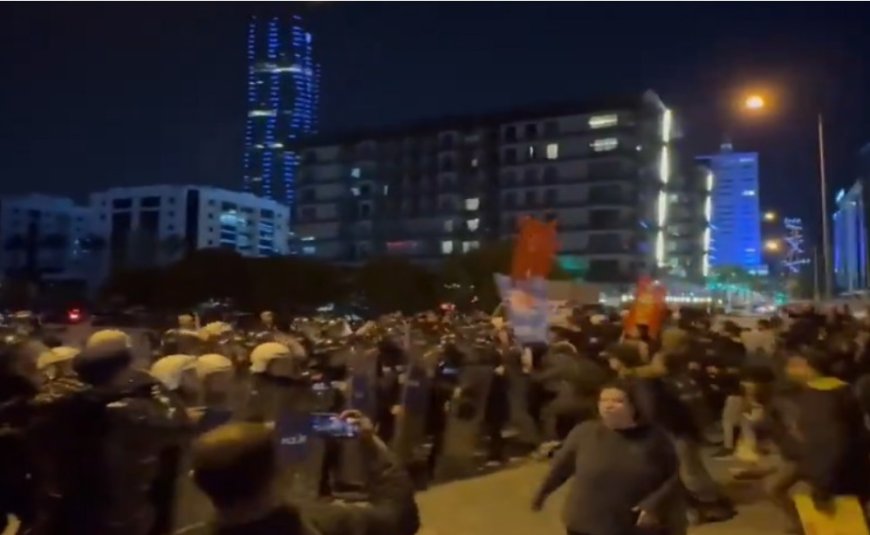 AK Parti İzmir İl Binası Önünde Arbede: Polis Müdahale Etti