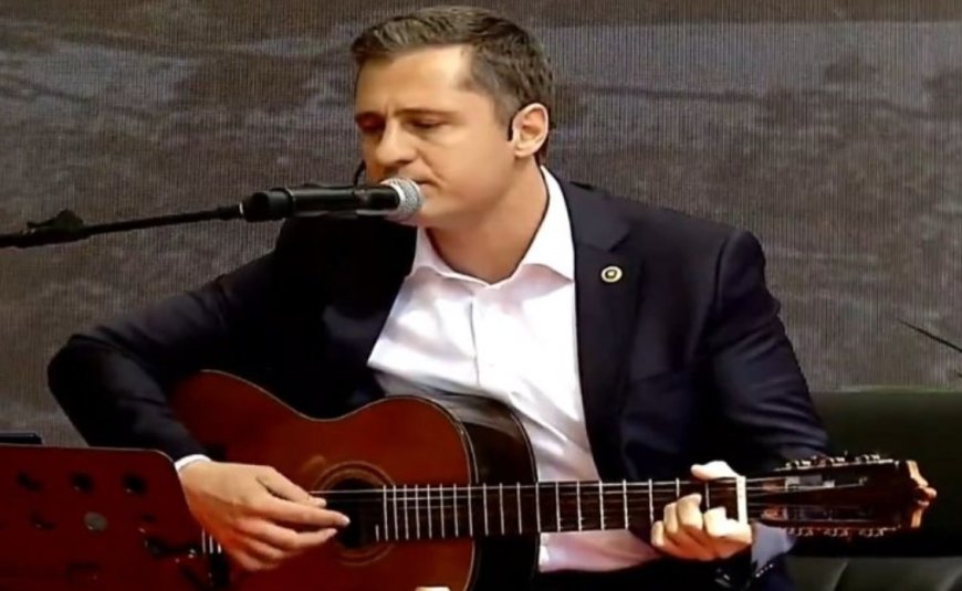 Deniz Yücel’den İmamoğlu'na Destek: Gitarla 'Yiğidim Aslanım' Performansı