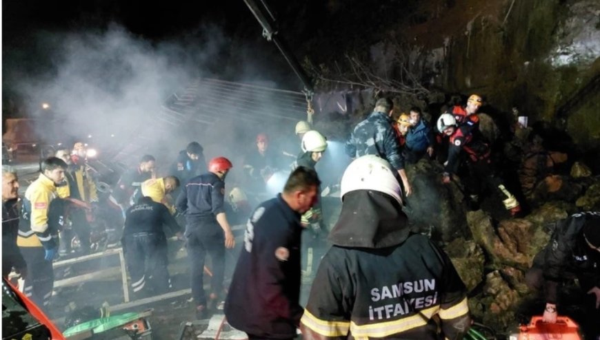 Canik'te dağdan kopan kayalar akaryakıt istasyonunu yıktı: Toprak altında kalanlar var