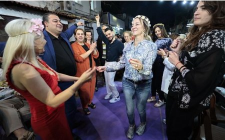 İşçiler greve hazırlanırken başkan papatya tacıyla bolluk diledi