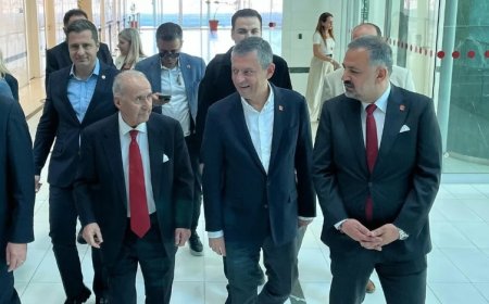 Özgür Özel İzmir’de: Miting Saatler İçinde Başlıyor