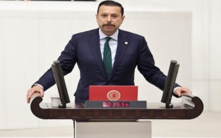 AK Partili Kaya’dan Başkan Tugay’a Eleştiri: Şarkı Türkü ile 25 Yıl Geçti