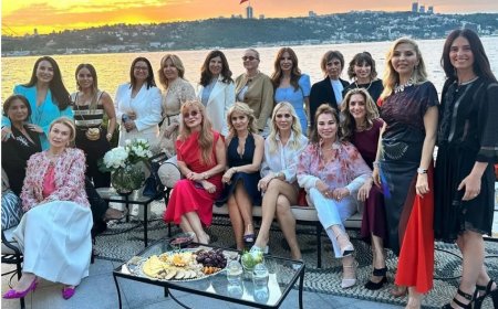 Arzu Sabancı dostlarını yalısında ağırladı